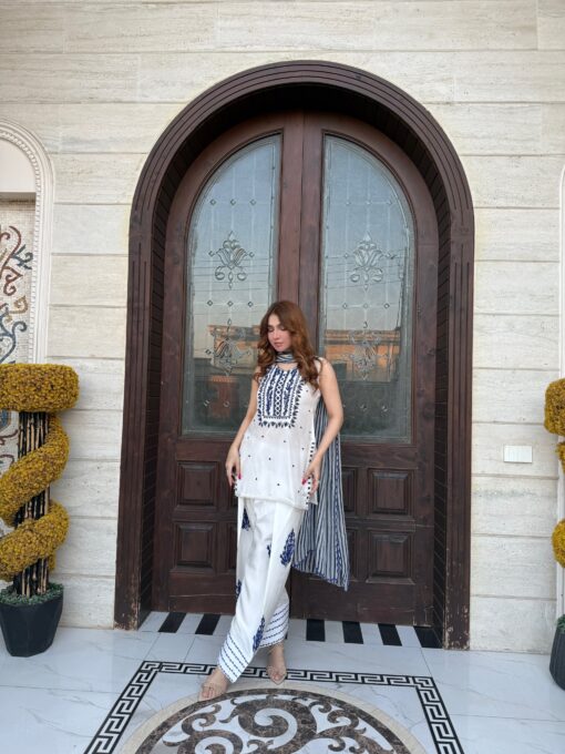 Embroidered Elegance - Image 3